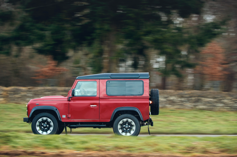 Illustration for article titled Land Rover Is Stuffing 400 HP V8s Into Vintage DefendersÂ